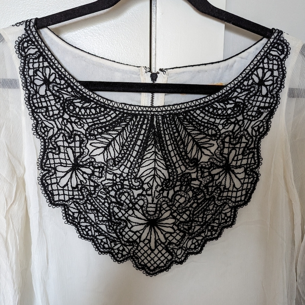 Alice + Olivia White Mini Dress with Black Lace Trim - Picture 3 of 8